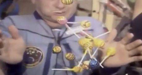 1995년 미르 우주정거장 배송을 기념하는 츄파춥스 광고. 온라인 커뮤니티 캡처