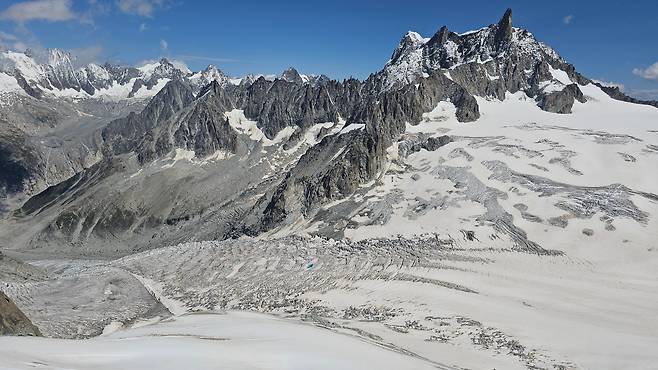 케이블카를 타고 몽블랑 전망대라고 할 수 있는 에귀유 뒤 미디를 향하면서 내려다 본 빙하. 몽블랑(Mont Blanc)은 이탈리아에서는 몬테 비앙코(Monte Bianco)로 불린다./박병원
