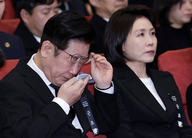 이재명 대통령이 31일 서울 여의도 국회 의원회관에서 열린 고(故) 이해찬 제36대 국무총리 사회장 영결식에서 눈물을 닦고 있다. /뉴스1