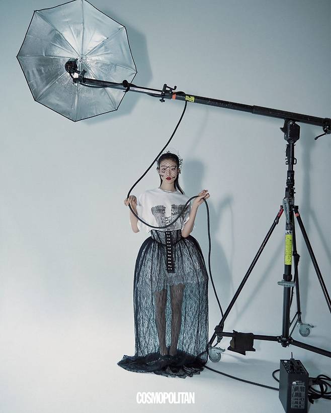 티셔츠, 뷔스티에 스커트, 이너 미니스커트 모두 YCH. 목걸이, 반지 모두 Messika. 헤드피스 Q Millinery. 슈즈 Christian Louboutin.