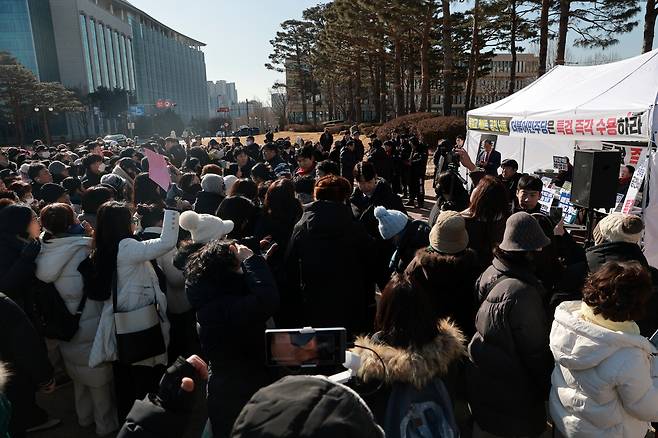 국민의힘이 한동훈 전 대표 제명을 확정한 29일 국회 본청 앞 국민의힘 천막 농성장에 한 전 대표 지지자들이 몰려가 항의하고 있다.연합뉴스
