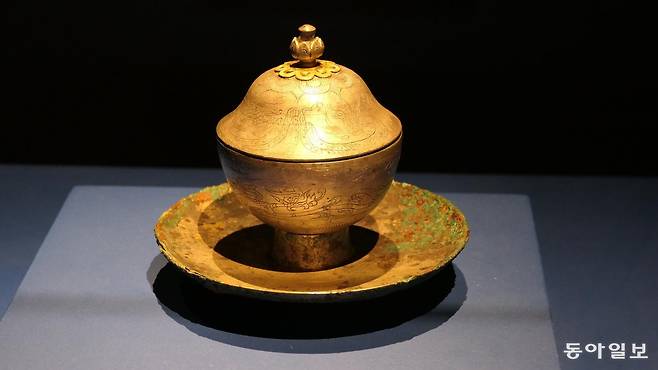 백제금동대향로와 장식 문양 구성이 일치하는 무령왕릉 출토 동탁은잔.