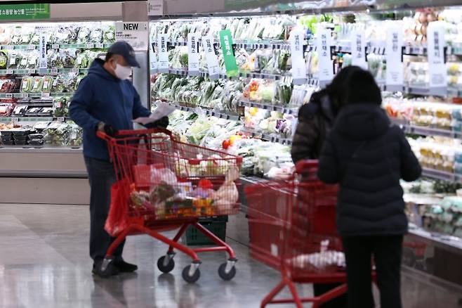 서울 시내의 한 대형마트에서 시민들이 장을 보고 있다. 2026.1.20/뉴스1