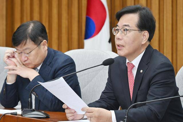 송언석 국민의힘 원내대표가 30일 국회에서 열린 원내대책회의에 참석해 모두발언을 하고 있다. 민경석 기자
