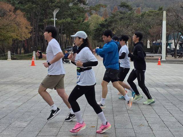 지난해 11월 22일 젊은 러너들이 서울 마포구 평화의공원에서 열린 마라톤 대회에 참가해 달리고 있다. 김준형 기자
