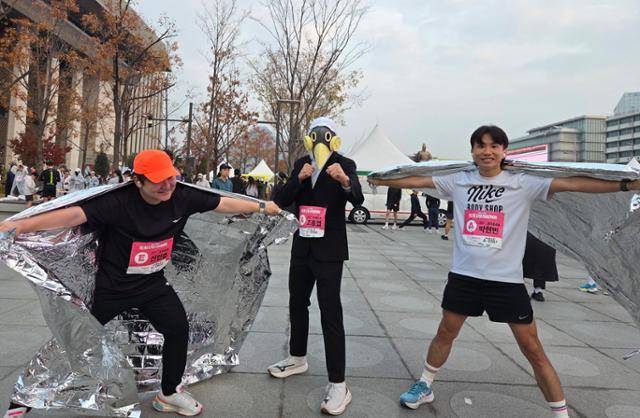 지난해 11월 23일 젊은 러너들이 서울 광화문광장에서 열린 마라톤 대회에 참가하기에 앞서 기념사진을 찍고 있다. 나민서 기자