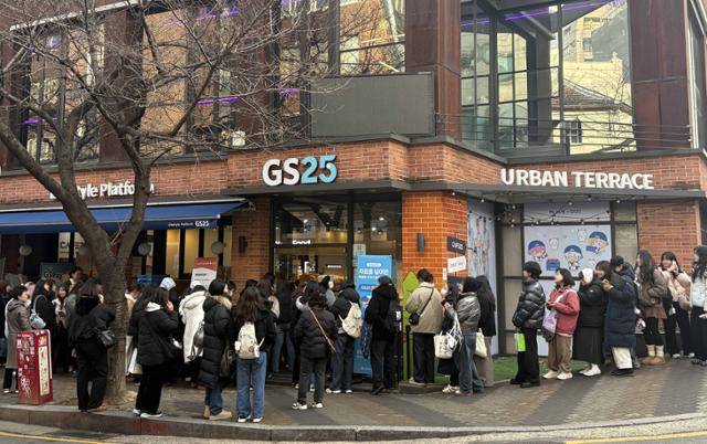 이달 16일 플레이브 팝업스토어가 열린 GS25 합정 프리미엄점에서 시민들이 줄을 서고 있다. 플레이브는 2023년 3월 데뷔한 '버추얼 아이돌'로 GS25와 협업해 빵, 스낵, 교통카드, 굿즈 등 다양한 협업 상품을 선보였다. 최근 협업 빵 5종의 매출은 '품절 대란'이라는 두바이쫀득초코볼의 3배 이상이다. GS25 제공