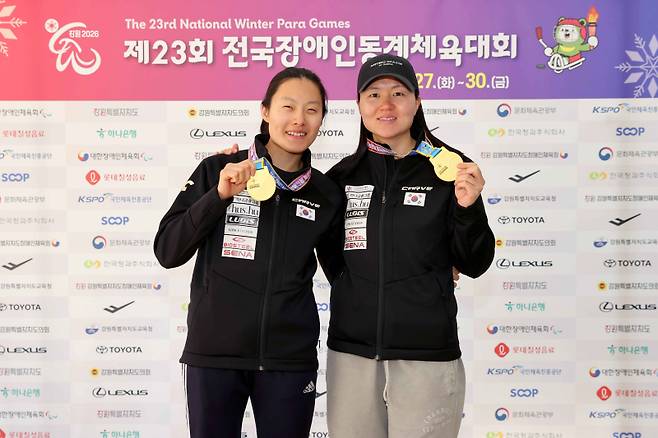 제23회 장애인동계체육대회 우수파트너상을 받은 어은미(오른쪽) 가이드. 그는 최사라(왼쪽)와 대회 2관왕을 합작했다. 대한장애인체육회 제공