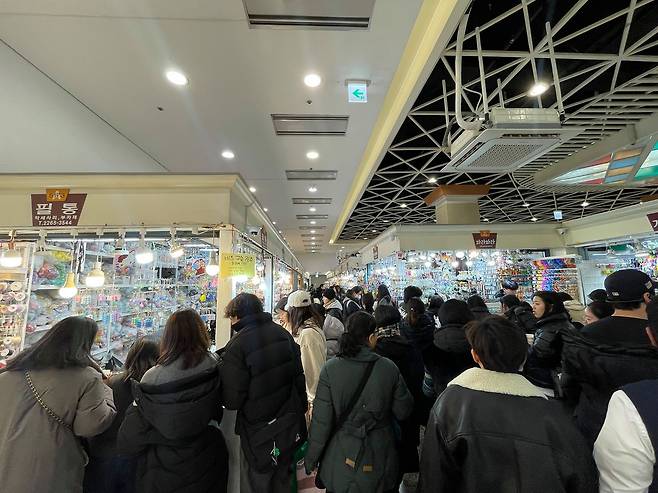 지난 28일 오후 6시쯤 '볼꾸(볼펜 꾸미기)'를 하기 위해 서울 동대문종합시장 5층 액세서리 부자재 상가에 모인 사람들. 김예정 기자
