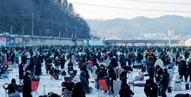 ▲ 2026 화천산천어축제 폐막을 하루 앞둔 31일 새벽부터 축제장을 찾은 관광객들이 산천어 얼음낚시를 즐기고 있다.