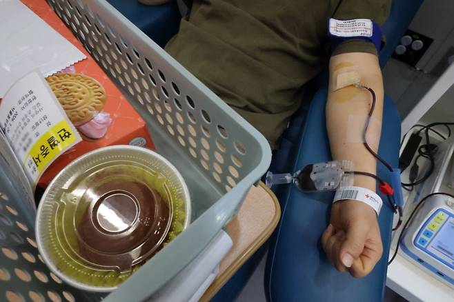 두쫀쿠 증정하는 헌혈의집/사진=연합뉴스