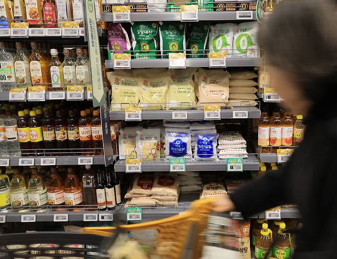 지난 28일 서울 시내 한 대형마트에 설탕 등 당류가 진열되어 있다. 연합뉴스