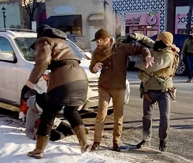 24일(현지시간) 미국 미네소타주 미니애폴리스에서 연방 이민단속 요원이 알렉스 제프리 프레티에게 최루 스프레이를 뿌리고 있다. 로이터가 입수한 영상에 따르면 이민단속 요원들은 프레티를 길바닥에 쓰러뜨리고 제압했으며, 얼마 후 한 단속 요원이 자신이 들고 있던 총으로 프레티의 등을 조준하고 발사를 시작했고 최소 10발을 계속 쏜 것으로 보인다. 로이터연합뉴스