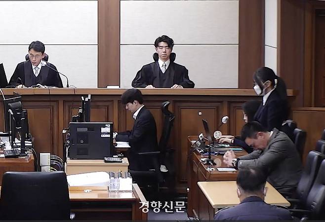 자본시장법·정치자금법 위반, 특정범죄 가중처벌법상 알선수재 혐의를 받는 김건희 여사가 28일 서울중앙지법에서 열린 1심 선고 공판에서 피고인석에서 일어나 재판장(우인성 부장판사)의 선고를 듣고 있다. 재판부는 김 여사에게 징역 1년8개월, 추징금 1281만5000원을 선고했다. 전 대통령 부부가 1심에서 나란히 실형을 받은 건 헌정사상 초유의 일이다. 서울중앙지법 제공