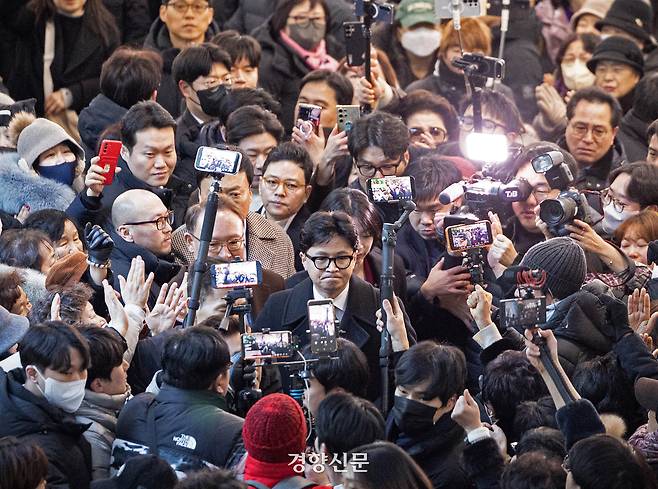 국민의힘 당적이 박탈된 한동훈 전 대표가 29일 당 지도부의 제명 결정에 관한 입장을 밝히기 위해 국회 소통관으로 향하고 있다. 국민의힘은 이날 최고위원회의에서 한 전 대표 가족들의 ‘당원 게시판 여론 조작’을 이유로 당 윤리위원회가 제명 처분을 내린 것을 원안대로 의결했다. 권도현 기자