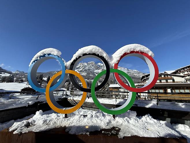 General view of the Olympic rings covered in snow ahead of the Milan Cortina Winter Olympics. (Reuters-Yonhap)