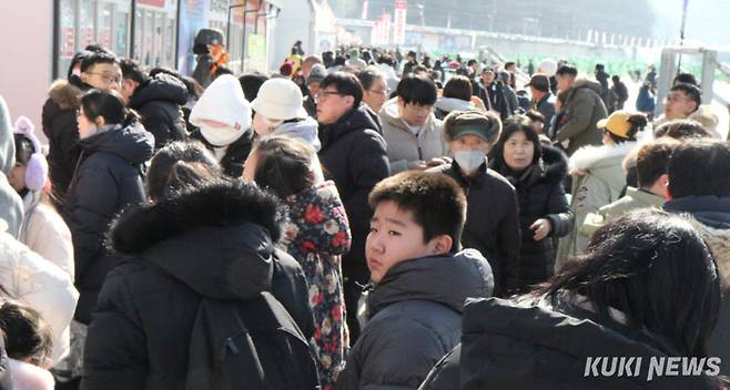 폐막 하루 앞둔 2026 화천산천어축제가 31일 주말을 맞아 발딛을 틈도 없는 인파로 절정을 이뤘다.
