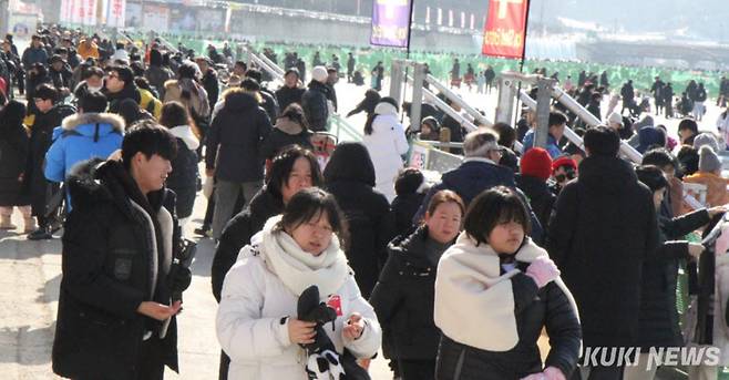 폐막 하루 앞둔 2026 화천산천어축제가 31일 주말을 맞아 발딛을 틈도 없는 인파로 절정을 이뤘다.