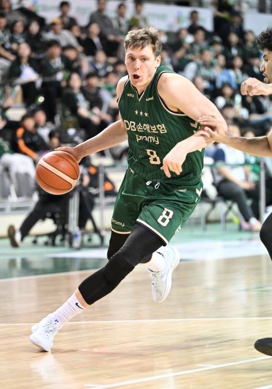 돌파하는 엘런슨. 사진[연합뉴스]