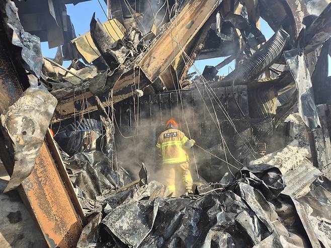 충북 음성군 맹동면의 한 생필품 제조 공장에서 불이 나 직원 2명이 실종된 가운데 소방당국이 31일 오전 인명 검색을 하고 있다. 2025.1.31 / 사진=충북소방본부 제공