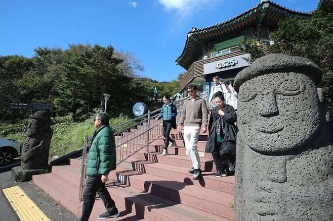 제주도를 찾은 외국인 관광객 [사진출처=연합뉴스]