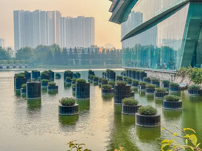 호수와 호텔 외관 / 사진=권효정 여행+ 기자