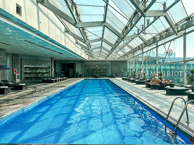 8층 호텔 내 수영장 / 사진=권효정 여행+ 기자