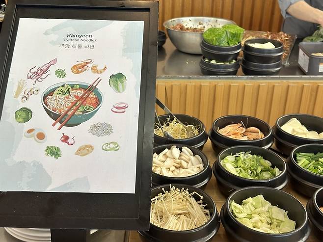 한국인 취향에 맞춘 조식 뷔페 ‘전설의 해장라면’ 코너/ 사진=권효정 여행+ 기자