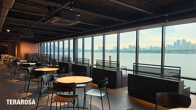 지난해 10월 서울 송파구 백제고분로에 개점한 테라로사 ‘잠실한강공원점’. <학산>