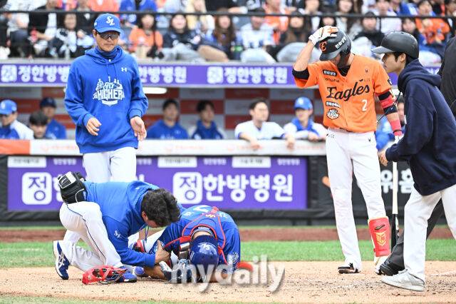 18일 오후 대전광역시 중구 대전 한화생명볼파크에서 진행된 '2025 프로야구 KBO리그 포스트시즌' 플레이오프(PO) 1차전 한화이글스와 삼성라이온즈의 경기. 삼성 강민호가 2회말 1사 2,3루서 심우준의 타구에 맞은 뒤 괴로워 하고 있다./마이데일리