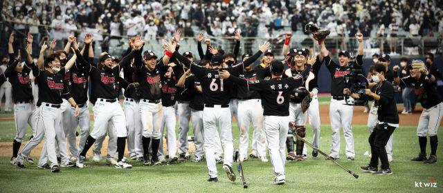 2021년 한국시리즈 4차전 승리 후 포효하는 KT 선수단./KT 위즈