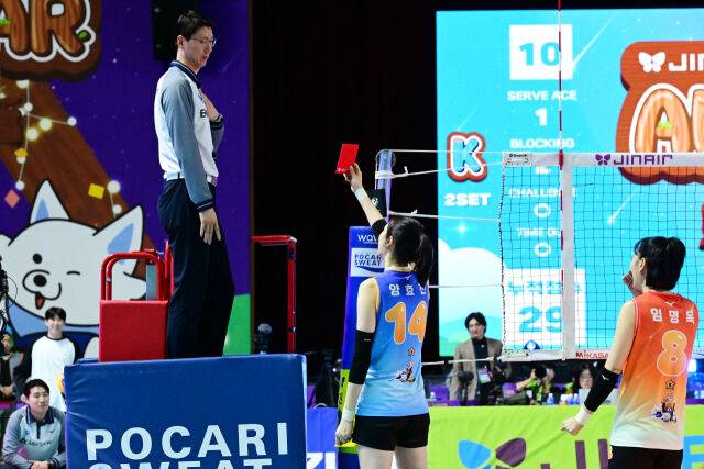 양효진이 송인석 주심에게 레드카드를 선언하고 있다. / 한국배구연맹(KOVO)