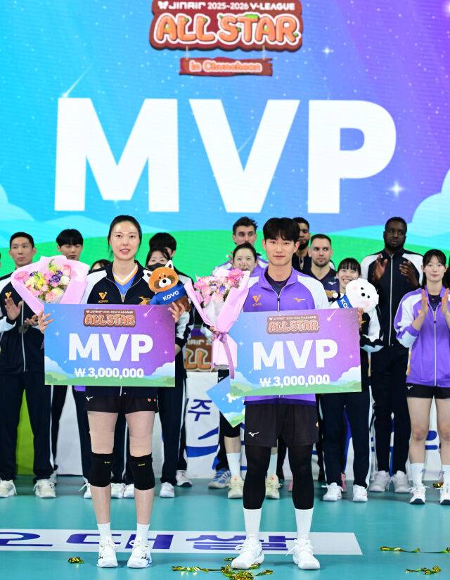 2025~2026 올스타전에서 MVP로 선정된 양효진(왼쪽)과 김우진이 포즈를 취하고 있다. / 한국배구연맹(KOVO)