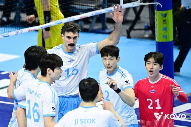 ‘러셀 28점+리베로 강승일 선발’ 대한항공, KB손해보험 만나 3-2 진땀승 [MD인천]