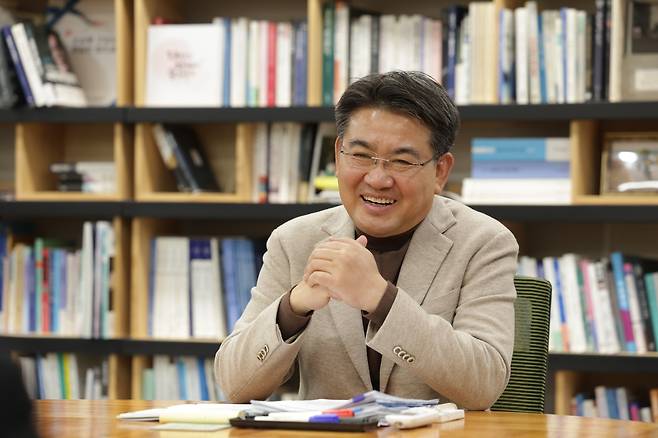 오승록 서울 노원구청장이 최근 헤럴드경제와 인터뷰에서 지난 8년간 구정 운영 성과에 대해 설명하고 있다.  [노원구 제공]