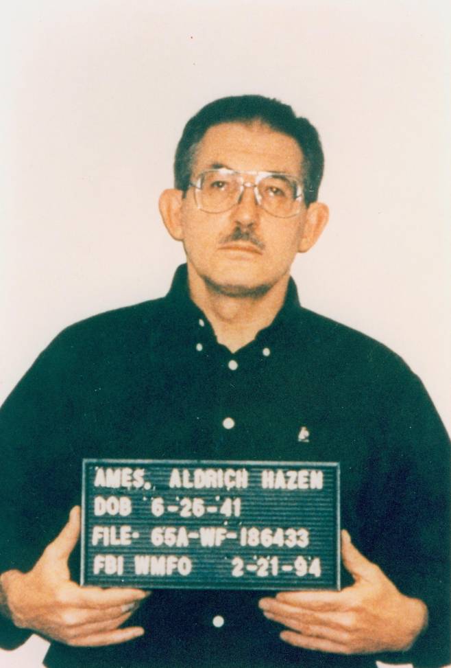 올드리치 에임스의 머그샷, 1994 [연방수사국]