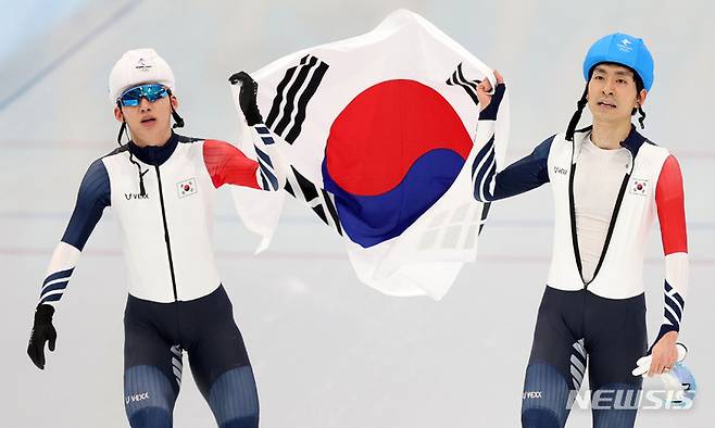 [베이징(중국)=뉴시스] 홍효식 기자 = 19일 오후 중국 베이징 국립 스피드 스케이팅 오벌 경기장에서 열린 2022 베이징 동계올림픽 스피드 스케이팅 남자 매스스타트 결승 경기, 은메달을 차지한 정재원(왼쪽)과 동메달을 차지한 이승훈이 태극기를 들고 트랙을 돌고 있다. 2022.02.19. yesphoto@newsis.com