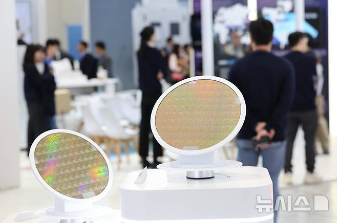 [서울=뉴시스] 황준선 기자 = 22일 서울 강남구 코엑스에서 개막한 제27회 반도체대전을 찾은 관람객들이 부스를 둘러보고 있다. 2025.10.22. hwang@newsis.com