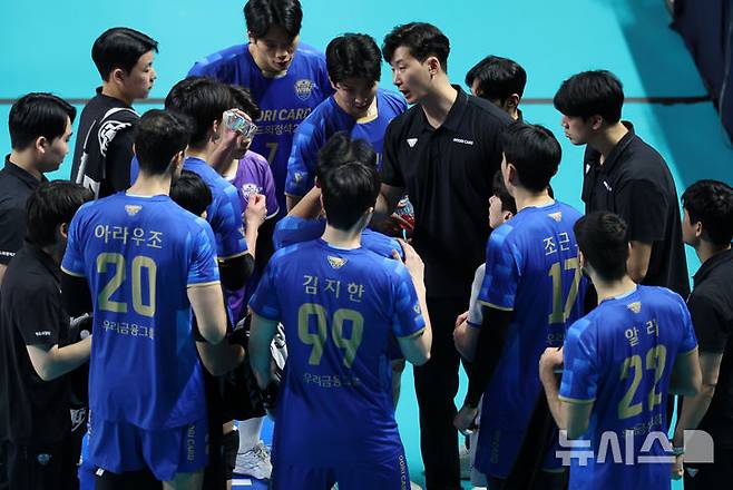 [서울=뉴시스] 이영환 기자 = 30일 오후 서울 중구 장충체육관에서 열린 2025-2026 V리그 우리카드 우리WON과 삼성화재 블루팡스의 경기, 우리카드 박철우 감독 대행이 작전 지시를 하고 있다. 2026.01.30. 20hwan@newsis.com