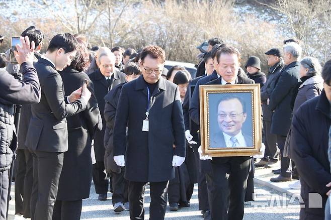 [세종=뉴시스] 최영민 기자 = 고 이해찬 전 총리의 유해와 유가족들이 31일 장지가 마련된 세종시 은하수공원으로 들어서고 있다. 2026.01.31 ymchoi@newsis.com