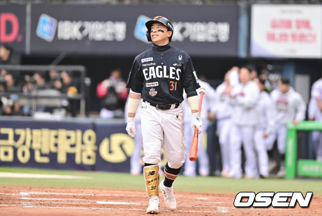 [OSEN=잠실, 박준형 기자] 26일 오후 서울 잠실야구장에서 2025 신한 SOL Bank KBO리그 포스트시즌 한국시리즈 1차전 LG 트윈스와 한화 이글스의 경기가 열렸다.LG는 앤더스 톨허스트, 한화는 문동주를 선발 투수로 내세웠다.5회초 2사 3루 한화 손아섭이 헛스윙 삼진아웃된뒤 아쉬워하고 있다. &nbsp; 2025.10.26 / soul1014@osen.co.kr