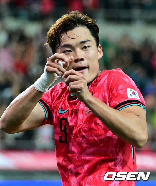 [OSEN=서울월드컵경기장, 조은정 기자]홍명보 감독이 이끄는 대한민국 대표팀과 파라과이의 A매치 평가전이 14일 오후 서울월드컵경기장에서 열렸다.'남미 강호' 파라과이는 지난 10일 일본 원정에서 2-2 무승부를 거두고 온 팀이다. 이번 경기는 홍명보호의 2026 북중미 월드컵 포트 배정을 두고도 중요한 일전이다.&nbsp;현재 한국은 오스트리아, 호주, 에콰도르와 치열한&nbsp;포트 2 막차 경쟁을 벌이고 있다.대한민국의 두 번째 골을 넣은 오현규가 세리머니를 하고 있다. 2025.10.14 /cej@osen.co.kr