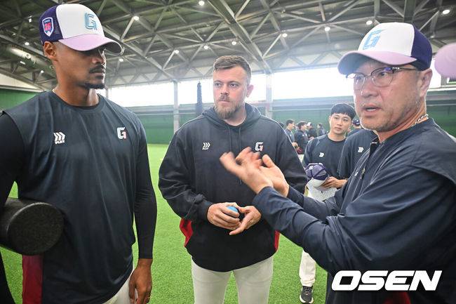 [OSEN=타이난(대만) , 이석우 기자] 프로야구 롯데 자이언츠가 31일(한국시간) 대만 타이난 아시아-태평양 국제야구센터에 스프링캠프를 차리고 구슬땀을 흘렸다.김태형 감독 등&nbsp;코치진과 투수&nbsp;20명,&nbsp;포수&nbsp;5명,&nbsp;내야수&nbsp;9명,&nbsp;외야수&nbsp;7명 등 총&nbsp;41명의 선수단이 1월 20일까지 1차 캠프에서 체력 강화와 기술 훈련을 치른 뒤 21일부터 3월 5일까지 일본 미야자키로 옮겨 2차 캠프에서 구춘리그에 참가해 실전 감각을 점검한다.롯데 새 외국인 투수 로드리게스, 비슬리가 김상진 코치와 얘기하고 있다. 2026.01.31 / foto0307@osen.co.kr