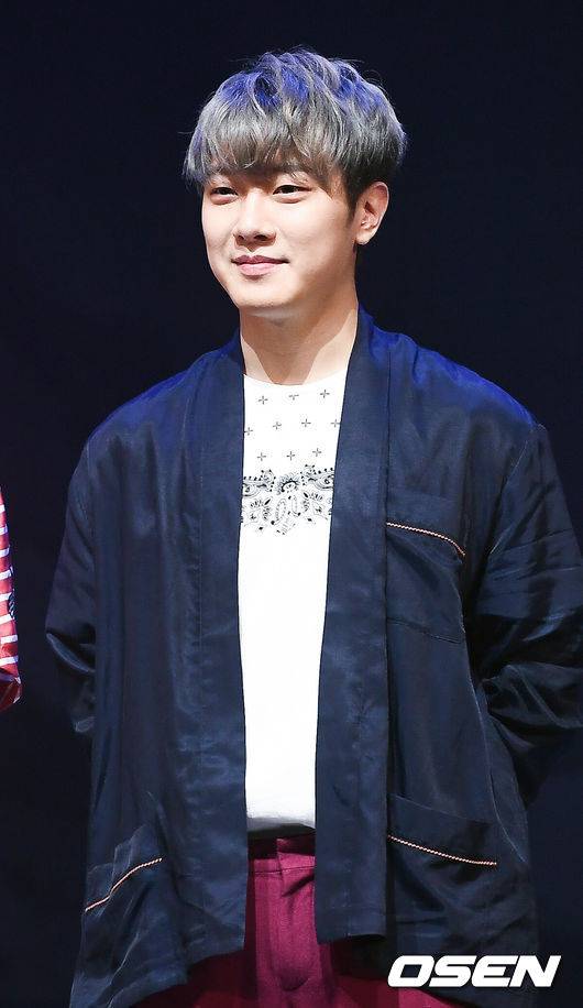 [OSEN=박준형 기자] 7일 오후 서울 광장동 예스24 라이브홀에서 진행된 FT아일랜드 데뷔 10주년 기념 쇼케이스에서 그룹 FT아일랜드 최민환이 미소 짓고 있다.한편 FT아일랜드는 이날 정오 각종 음원 사이트를 통해 데뷔 10주년 기념 앨범 ‘OVER 10 YEARS’의 전곡 음원과 타이틀 곡 ‘윈드(Wind)’의 뮤직비디오를 공개했다./  soul1014@osen.co.kr