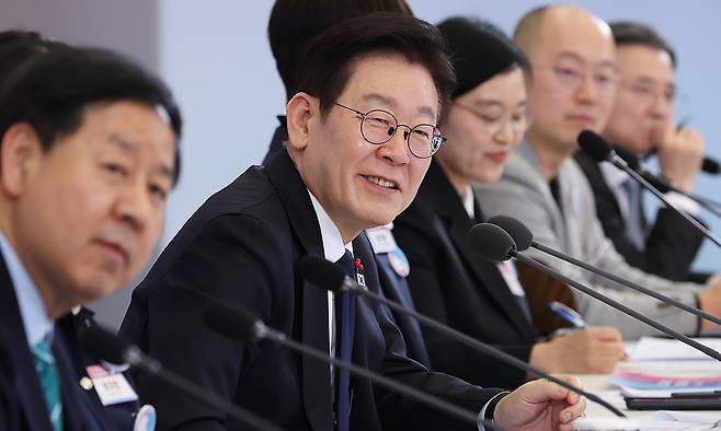 이재명 대통령이 30일 청와대에서 열린 국가창업시대 전략회의 'K-스타트업이 미래를 만든다'에서 참석자 발언을 듣고 있다. 연합뉴스