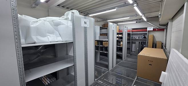 부품창고. 수리를 위해 준비해 둔 부품들로 가득하다.