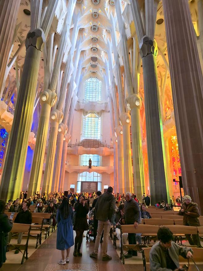사그라다 파밀리아 성당 내부와 색상을 달리한 동·서 스테인드 글라스.
