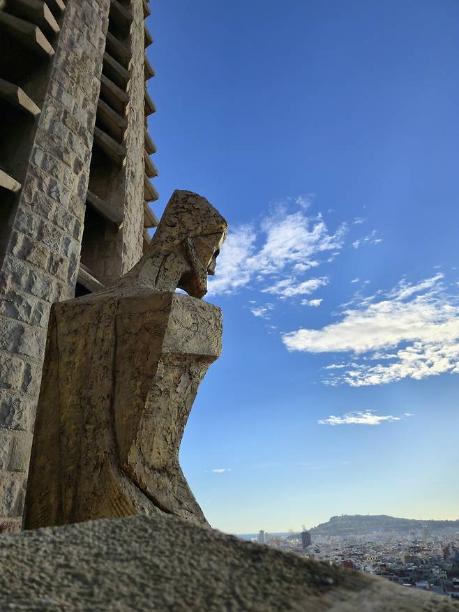 전망대에서 본 부활한 예수 청동상과 몬주익 언덕.