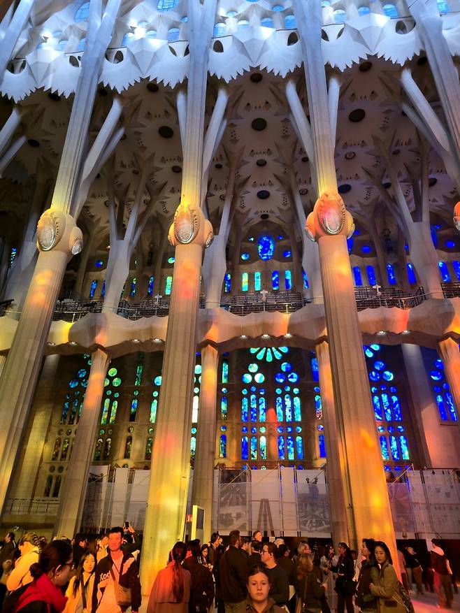 동쪽 스테인드글라스.