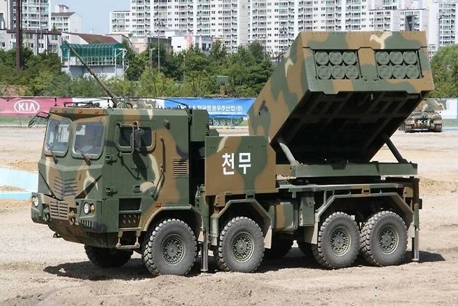 한국 육군이 운용 중인 다연장로켓시스템 K239 천무. 차륜형 8륜 플랫폼과 모듈식 발사대를 적용한 천무는 유도 로켓과 전술미사일을 통합 운용하는 장거리 정밀타격 체계로, 노르웨이 의회가 장거리 포병 조달 계획을 승인하면서 도입 후보로 주목받고 있다. 포르스바레츠 포룸 캡처